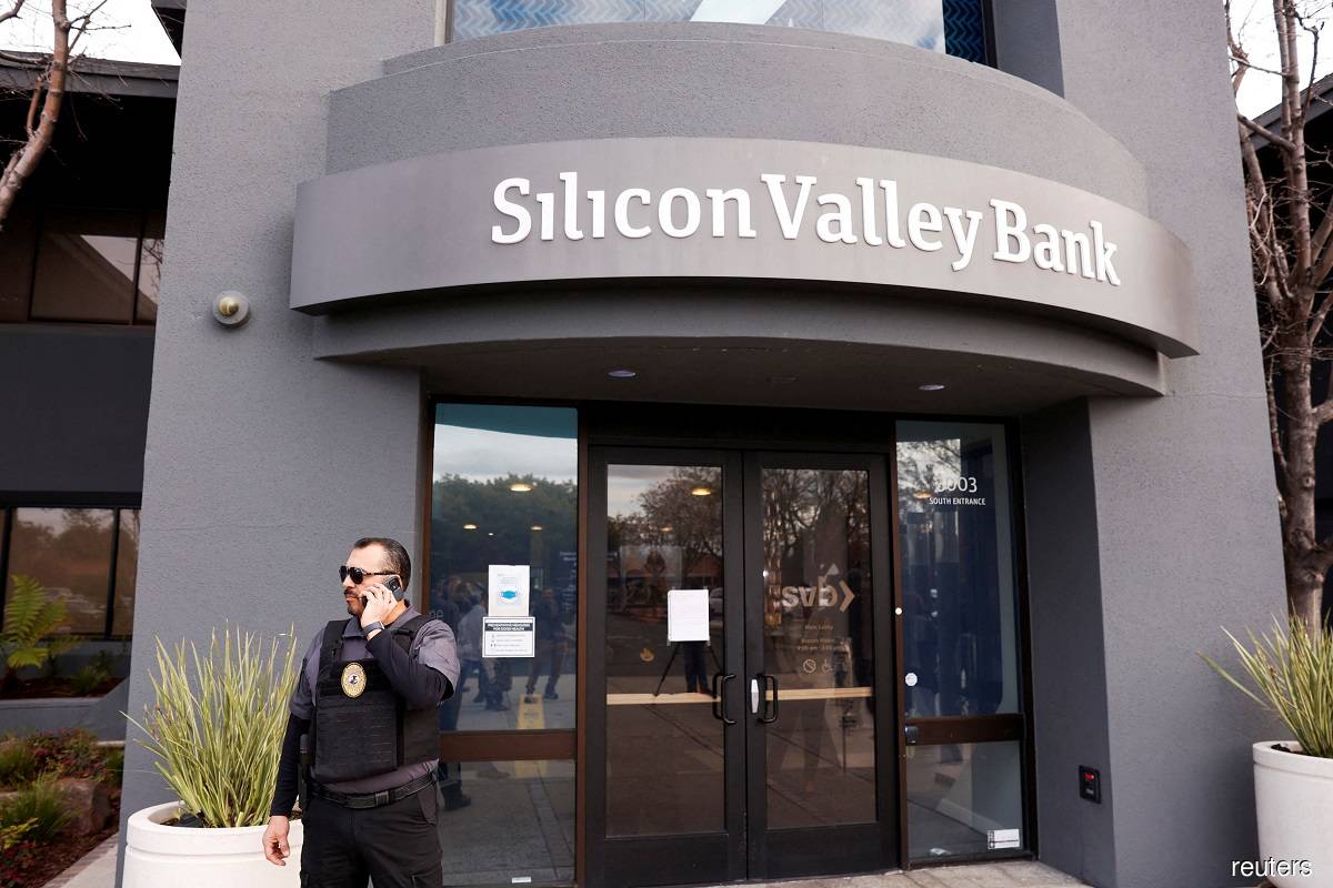 A security guard stands outside of the entrance of the Silicon Valley Bank headquarters in Santa Clara, California March 13, 2023. (Reuters pic)